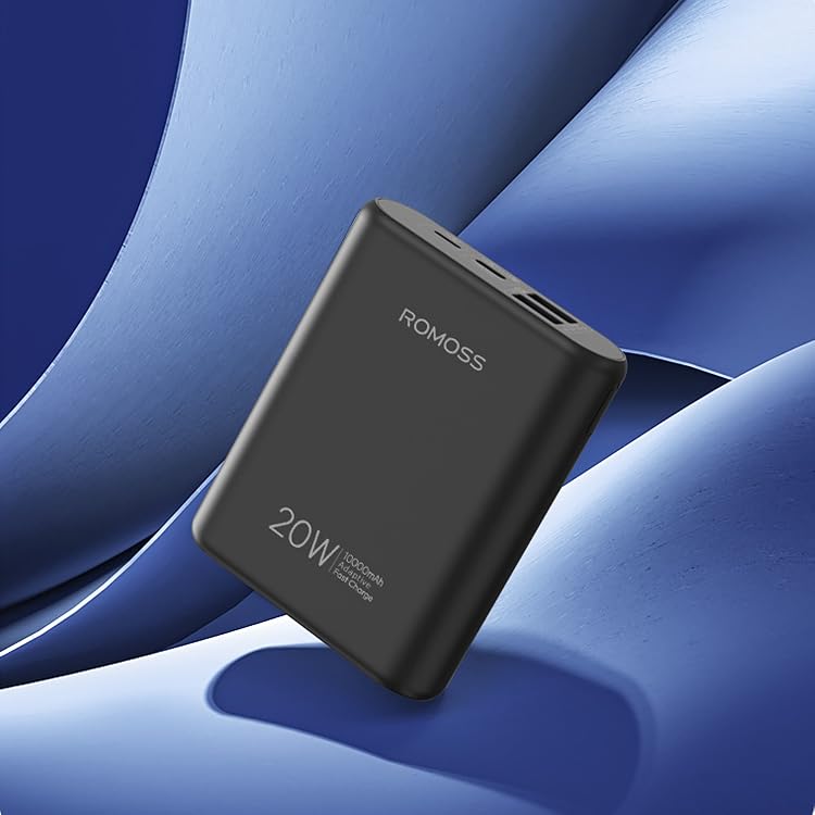 ROMOSS PCT10 pocket size powerbank in hand