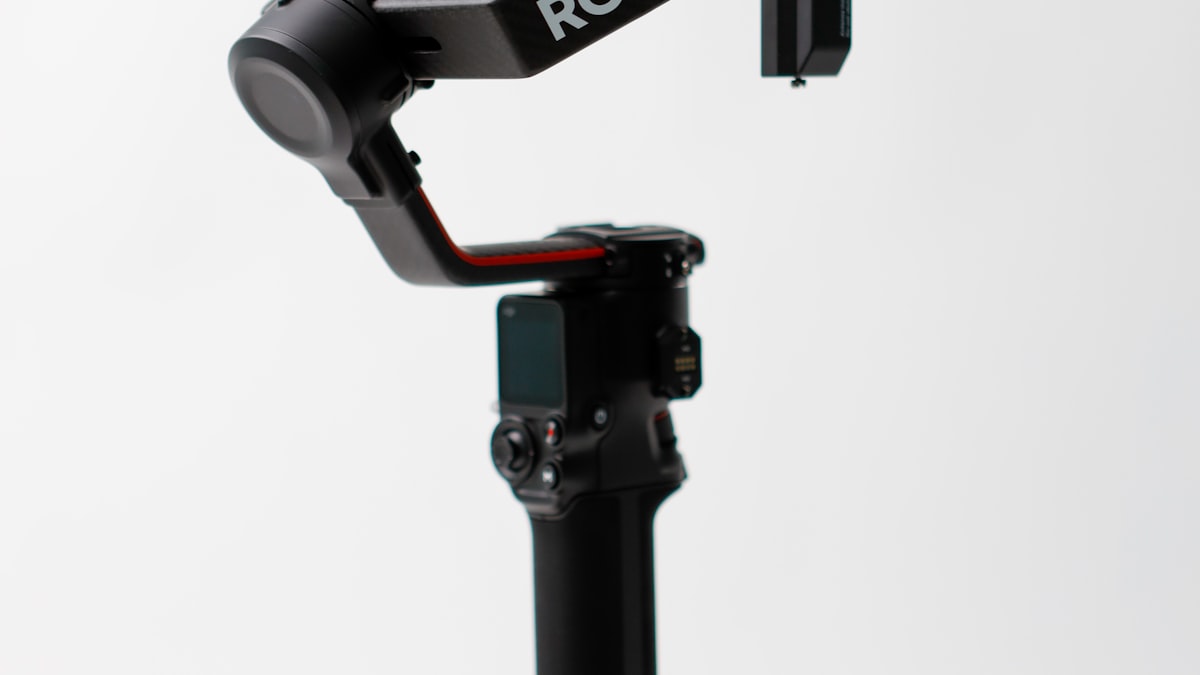 Built-In vs Separate Phone Holder: Choosing a Tripod Style