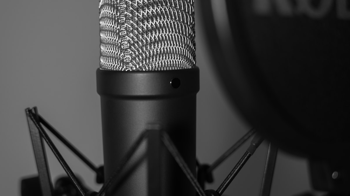 Lavalier vs Shotgun Mic: Which Is Actually Better for Phone Vlogging?